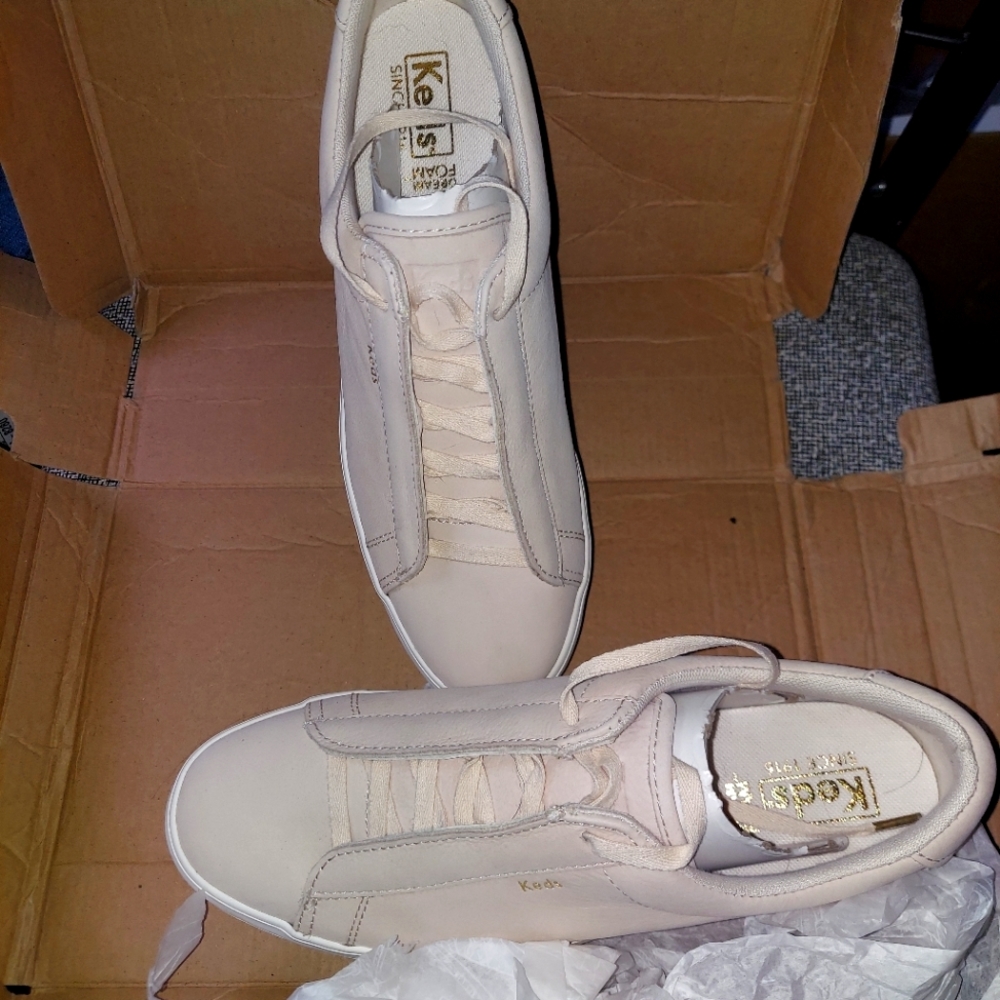 Beautiful tint of pink super soft suede x tra grip bottom lace up keds